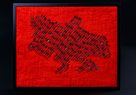 "Sirena antiaerea attiva". Mappa in lana dell'Ucraina composta da 300 freccette