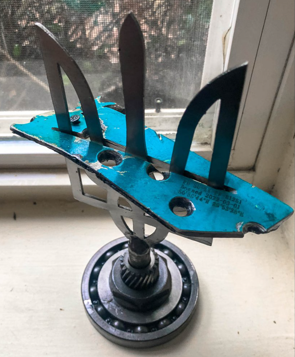 Medium Tryzub (21cm) w/piece of SU-34 + Engraved 4cm SU-34 keychain ...