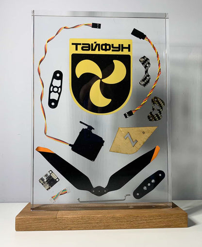 Supporto per unità Typhoon con parti di drone russo. (30 cm di altezza (1200 HO)