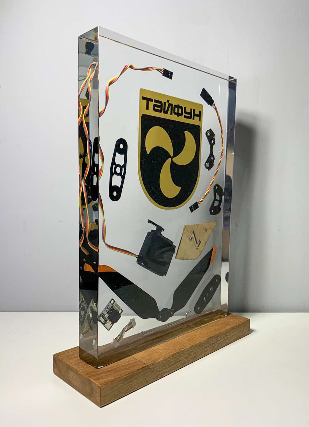 Supporto per unità Typhoon con parti di drone russo. (30 cm di altezza (1200 HO)