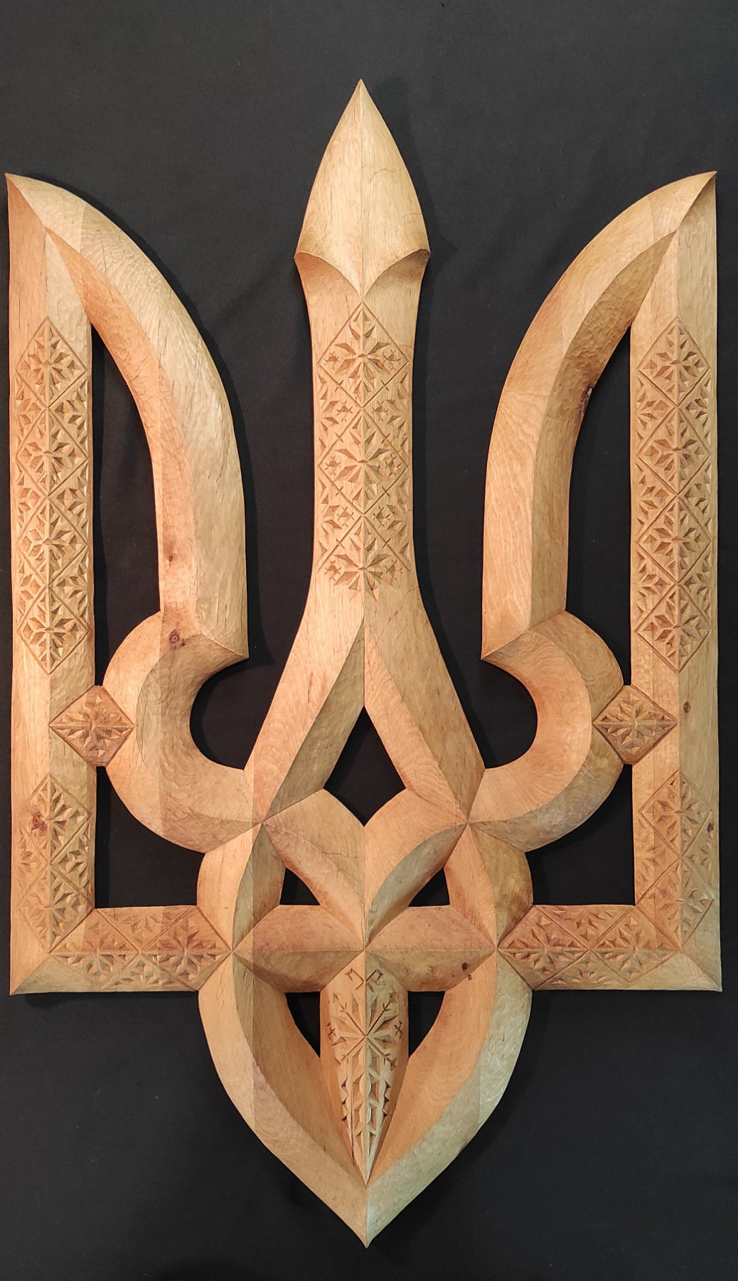 Tryzub in legno intagliato a mano. (107x65,5x40cm - AxLxP) (1127 VT)