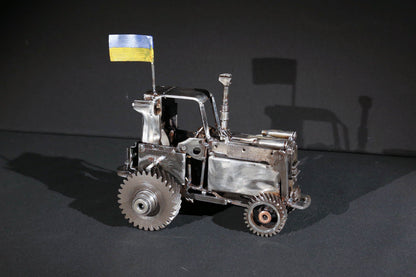 Ukrainischer Traktor zieht einen russischen Panzer