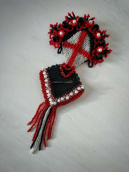 Brooch with flechette designed by Ukrainian artist Anna Huliaieva, featuring dart-shaped flechette recovered from Kyiv Oblast in 2022
