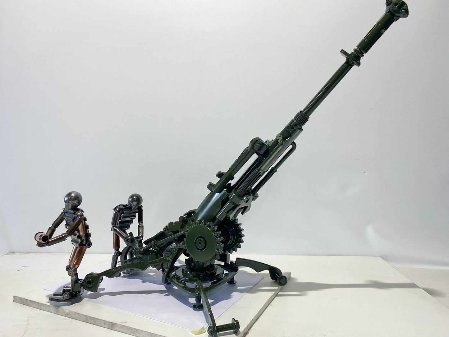3 人の乗組員を乗せた M777 榴弾砲。 (43×50×33cm)