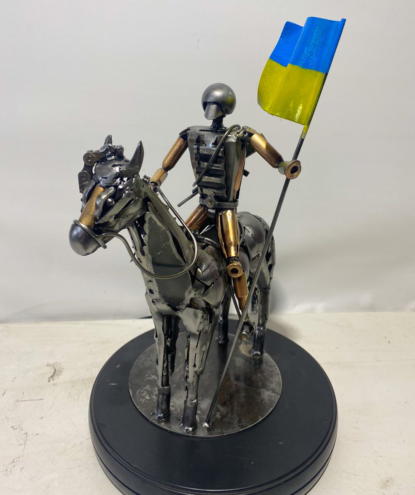Ukrainischer Soldat mit Flagge auf einem Pferd.