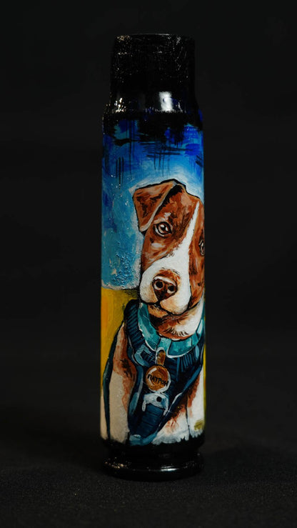 Patrono, o famoso cão detector de minas, desenhado em uma concha de 30 mm