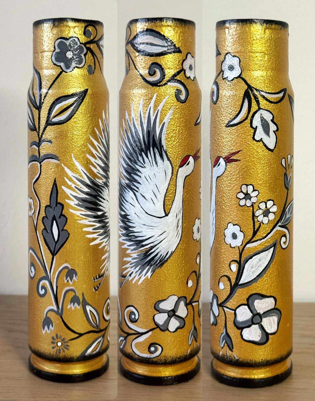 The gold Leleka painted on 30mm shell artwork by Anna Huliaieva