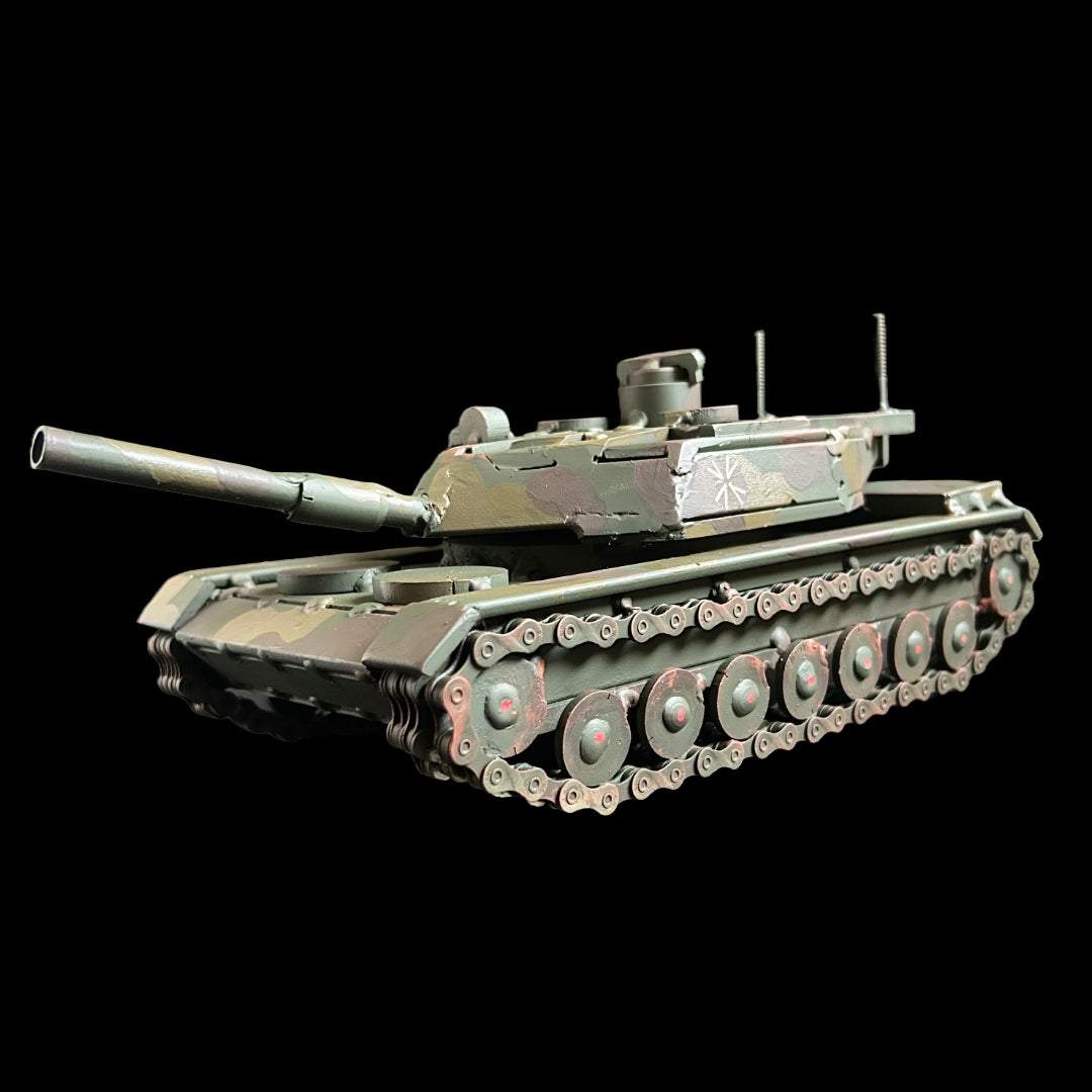 Kampfpanzer Leopard 2 German battle tank model 27x15.5x13cm