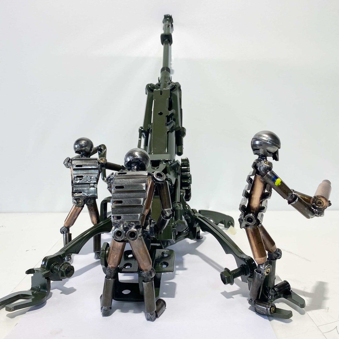 M777 Howitzer model with three-man crew by Hisoshi Art Studio