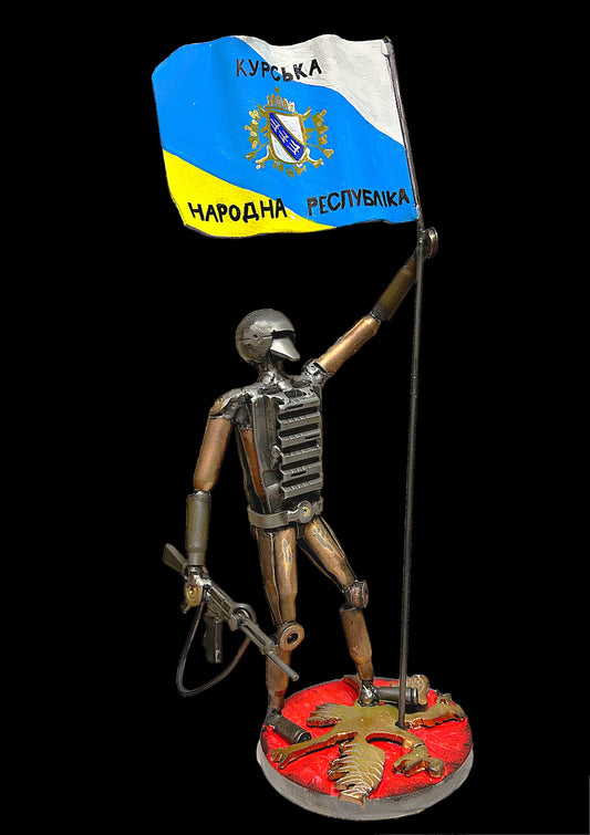 Soldat ukrainien avec drapeau de la République indépendante de Koursk. (36x12cm. HxL)