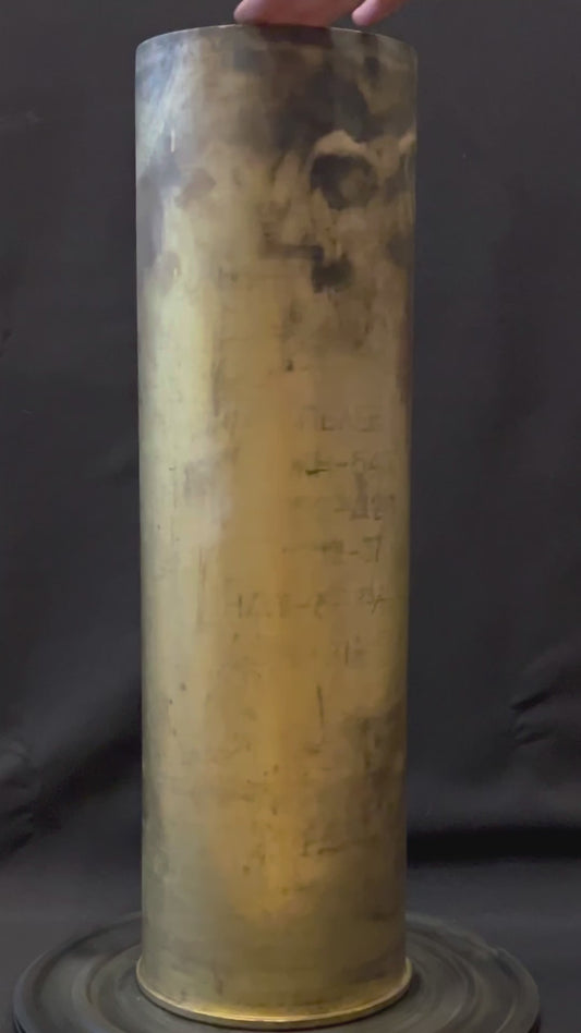 Deutschland: 152-mm-Kaliber sowjetische Granate, bemalt in den Farben der deutschen Flagge. (54 cm hoch).