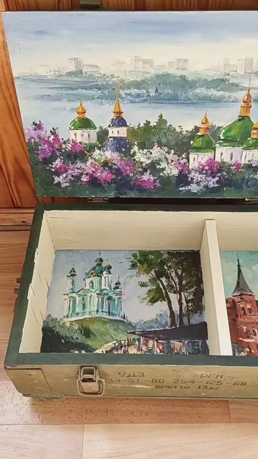 Munitionskiste „Träume von einem friedlichen Leben“ mit Szenen aus Kiew. 48x28x14cm
