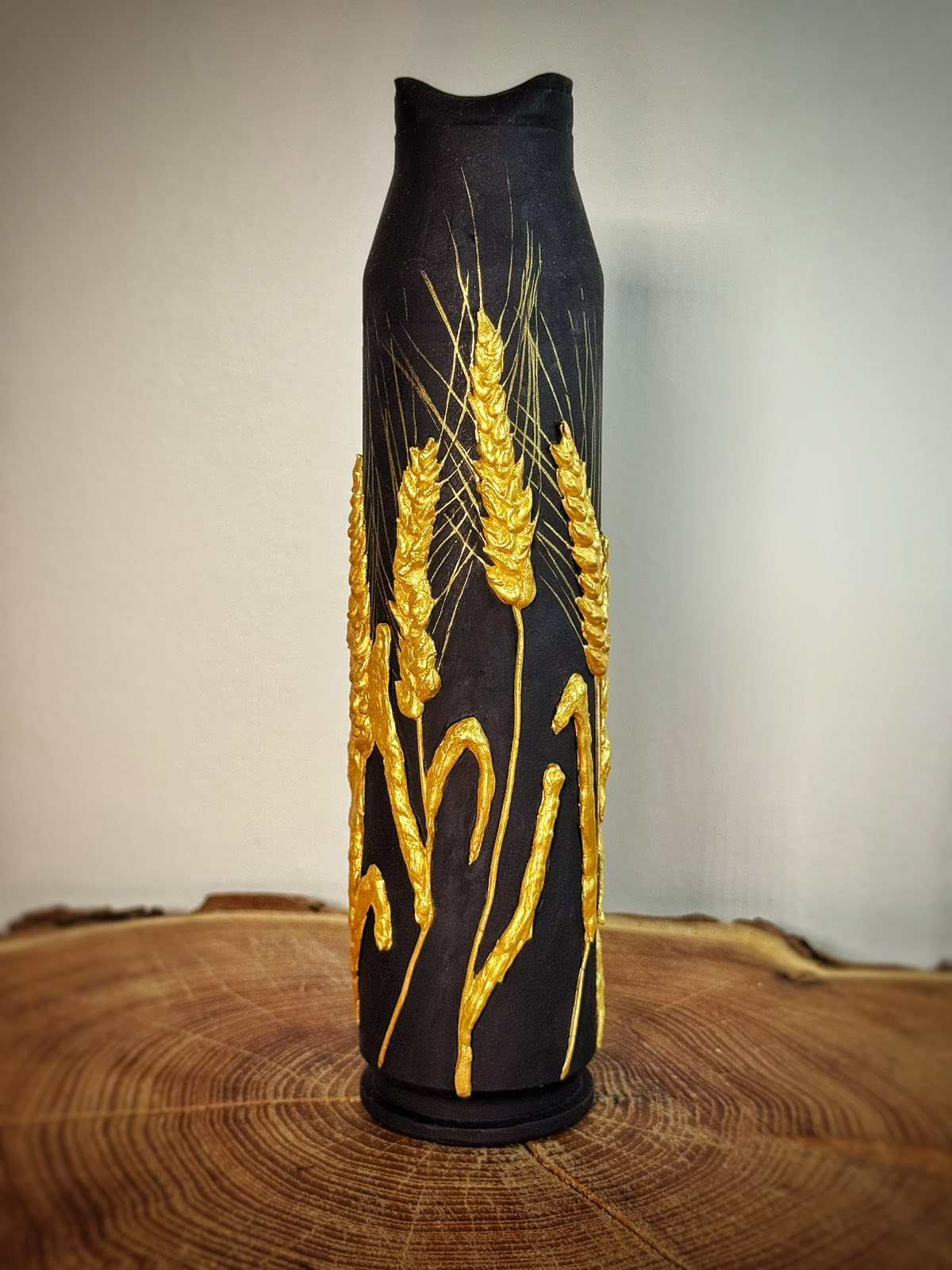 Goldene Weizenähren auf einer Gepard-Granate. (1364 n. H.)